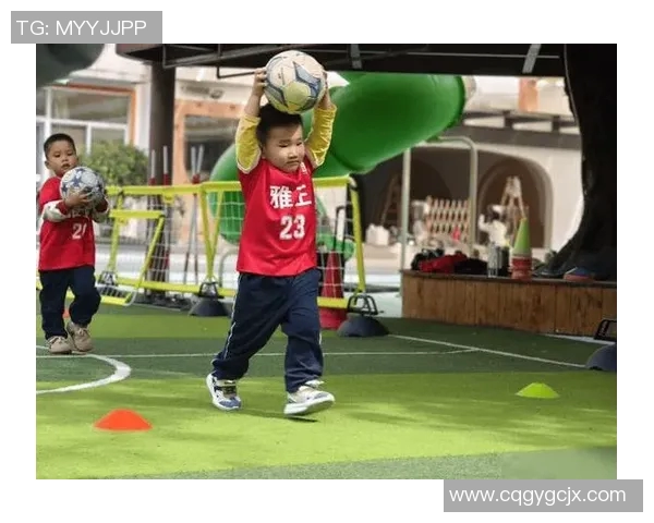 两小孩热情点名心目中的足球明星展现童真与梦想