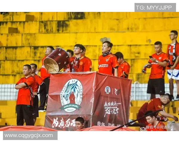 足球明星展示球衣荣耀瞬间引发球迷热烈反响与期待 足球明星展示球衣荣耀瞬间引发球迷热烈反响与期待