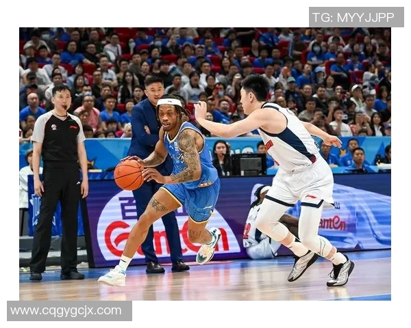 篮球明星假装不会打篮球的搞笑瞬间引发全场观众热议与欢笑